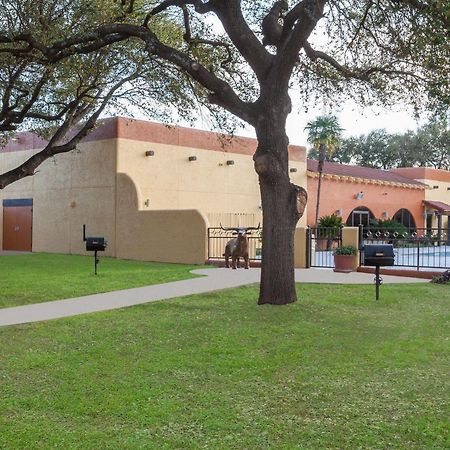 Days Inn By Wyndham Uvalde Exterior foto