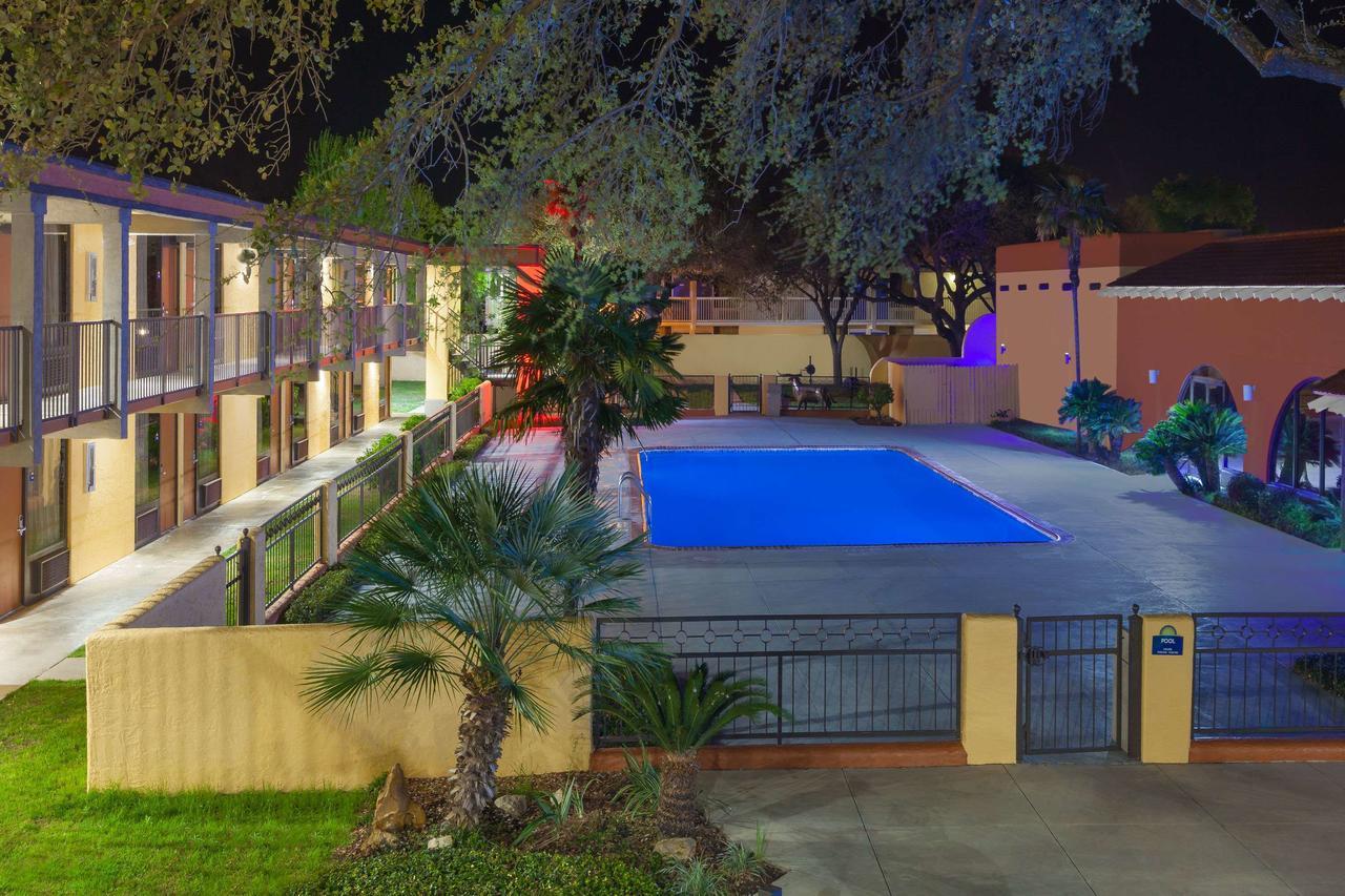 Days Inn By Wyndham Uvalde Exterior foto